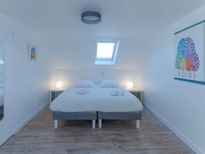 2 bedrooms, individually furnished, laptop workspace, iron/ironing board - Charming 2BR House Near Sea With Garden (Plouguerneau)