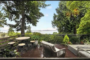 Terrace/patio - Atop Alki Bungalow with  peaceful retreat (Seattle)