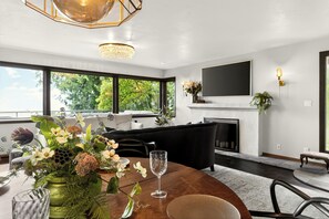 Living area - Atop Alki Bungalow with  peaceful retreat (Seattle)