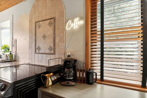 Private kitchen - Atop Alki Bungalow with  peaceful retreat (Seattle)