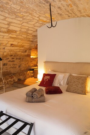 6 bedrooms, iron/ironing board, WiFi, bed sheets - Villa Saulex - Luxury & comfort, swimming pool, and hot tub in the heart of Turenne. Chill & Play (TURENNE)