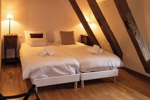 Iron/ironing board, WiFi, bed sheets - Villa Saulex - Luxury & comfort, swimming pool, and hot tub in the heart of Turenne. Chill & Play (TURENNE)