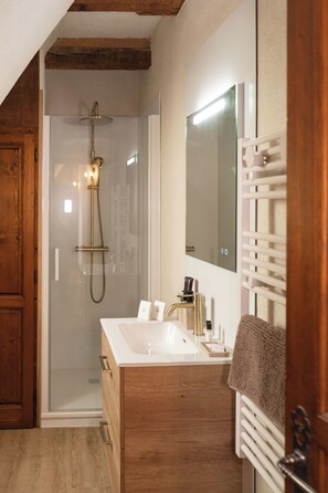 Shower, hair dryer, towels, soap - Villa Saulex - Luxury & comfort, swimming pool, and hot tub in the heart of Turenne. Chill & Play (TURENNE)