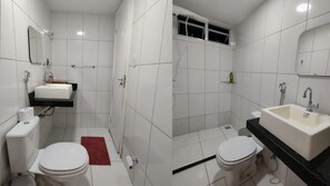 Shower, towels, soap, toilet paper - Cozy penthouse with a good location. (Macapá)