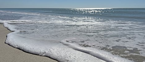 En la playa, camastros y toallas de playa