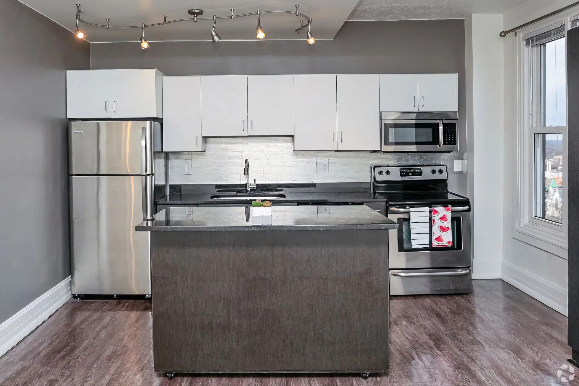 Suíte, 1 quarto, cozinha | Cozinha privada | Geladeira grande, micro-ondas, fogão, cooktop