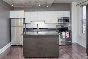 Studio Suite, Kitchen | Private kitchen | Full-size fridge, microwave, oven, stovetop - Briggs Houze (Detroit)