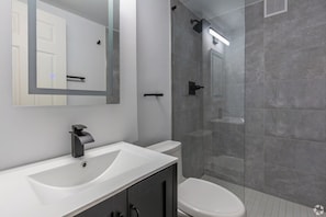 Double Room, 2 Queen Beds, Kitchen | Bathroom | Combined shower/tub, free toiletries, hair dryer, towels - Briggs Houze (Detroit)
