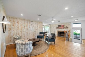 Interior - Peaceful Retreat with Texas-Shaped Pool (Kemah Area)