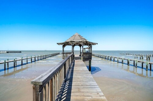 Charming Bayfront Home w/ Pool, Pier, and Firepit