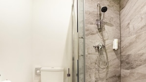 A bathroom with a toilet, a shower with a glass door, and a bathtub. - Best Western the Connaught Hotel (Wolverhampton)