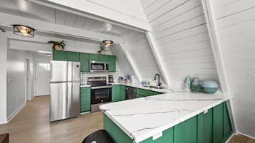 Frigorífico, microondas, horno y placa de cocina