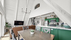 Ein Loft-Interieur mit Essbereich, Küche und Sitzgelegenheiten.