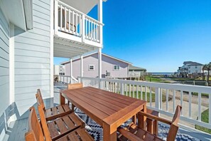 Outdoor dining - Stunning Beach House, Ocean Views & Spacious Deck (Galveston)