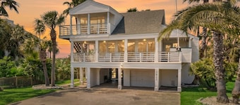 Texas Vacation Home with Pool, Near the Beach