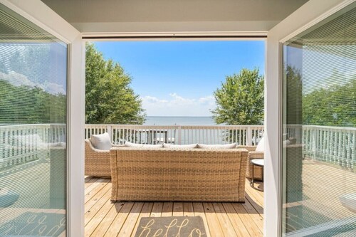 Lakefront Getaway with Pier and Pool
