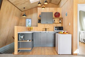 Kühlschrank, Toaster, Kochgeschirr/Geschirr/Besteck
