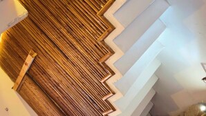 Una escalera con diseño en zigzag y tablones de madera iluminados por una cálida luz.