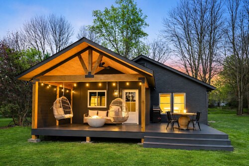 Charming 3-bedroom Lake Keowee Cottage with firepit in Six Mile