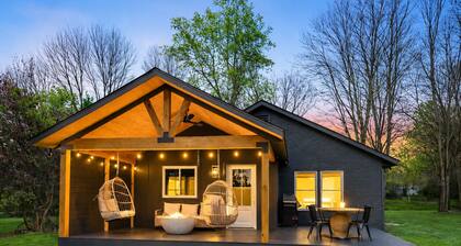 Charming 3-bedroom Lake Keowee Cottage with firepit in Six Mile