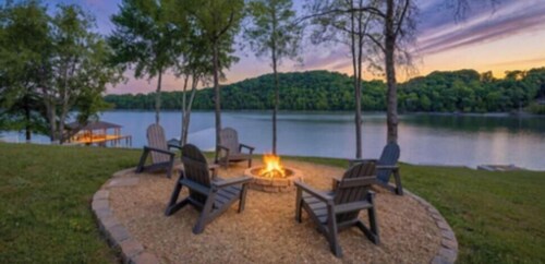 Beautiful 2-bedroom Lake front cottage with AC in charming Johnson City