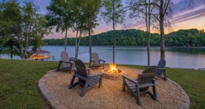 Beautiful 2-bedroom Lake front cottage with AC in charming Johnson City