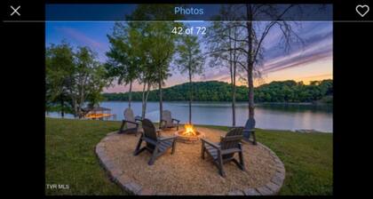 Beautiful 2-bedroom Lake front cottage with AC in charming Johnson City
