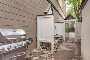 Outdoor dining - Roaring Fork Suite at High West Spa House (Glenwood Springs)