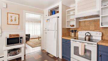 Cafetera/tetera, refrigerador, microondas, horno