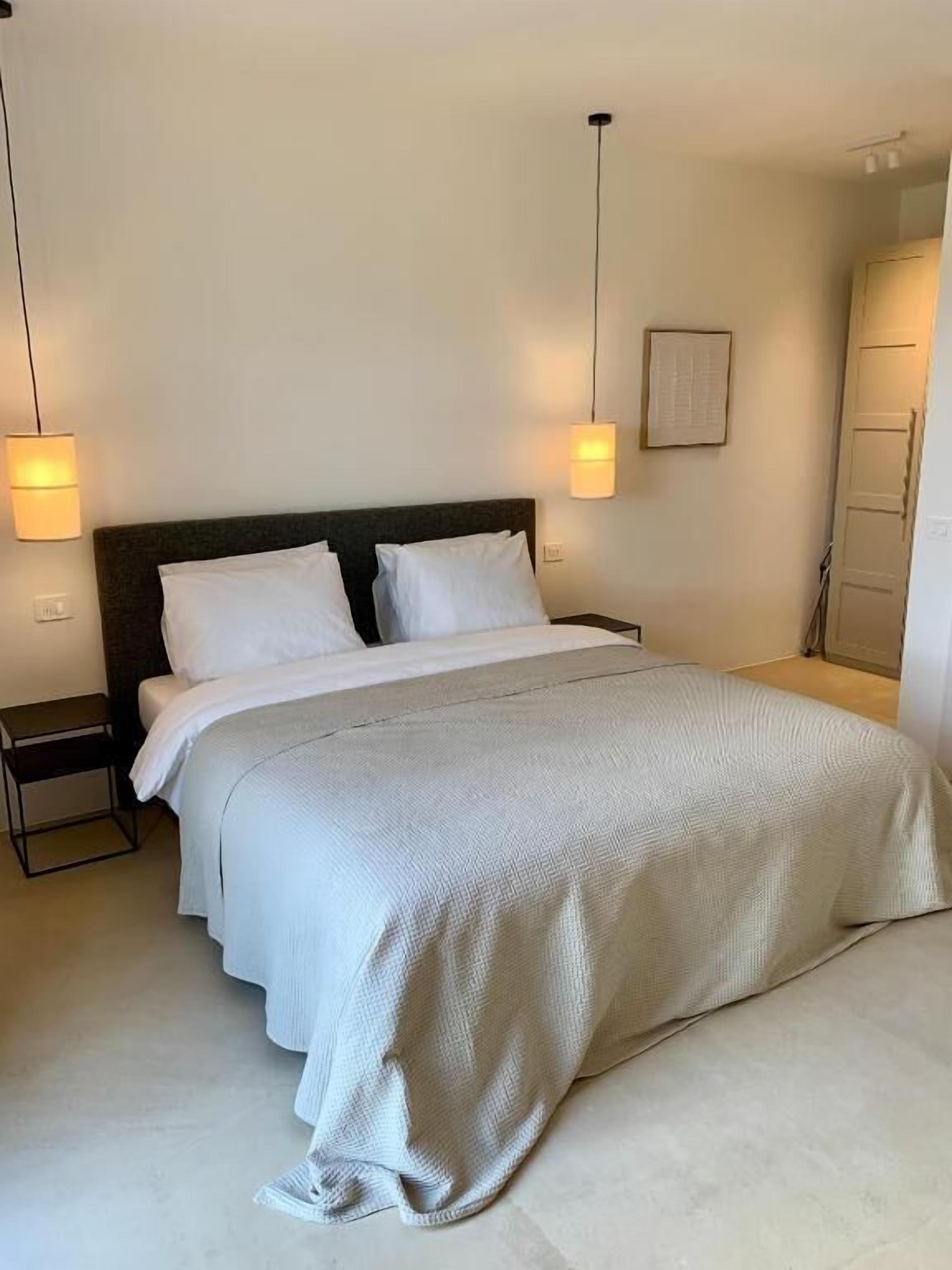 Deluxe Double Room, 1 King Bed, Mountain View | Blackout curtains, free WiFi