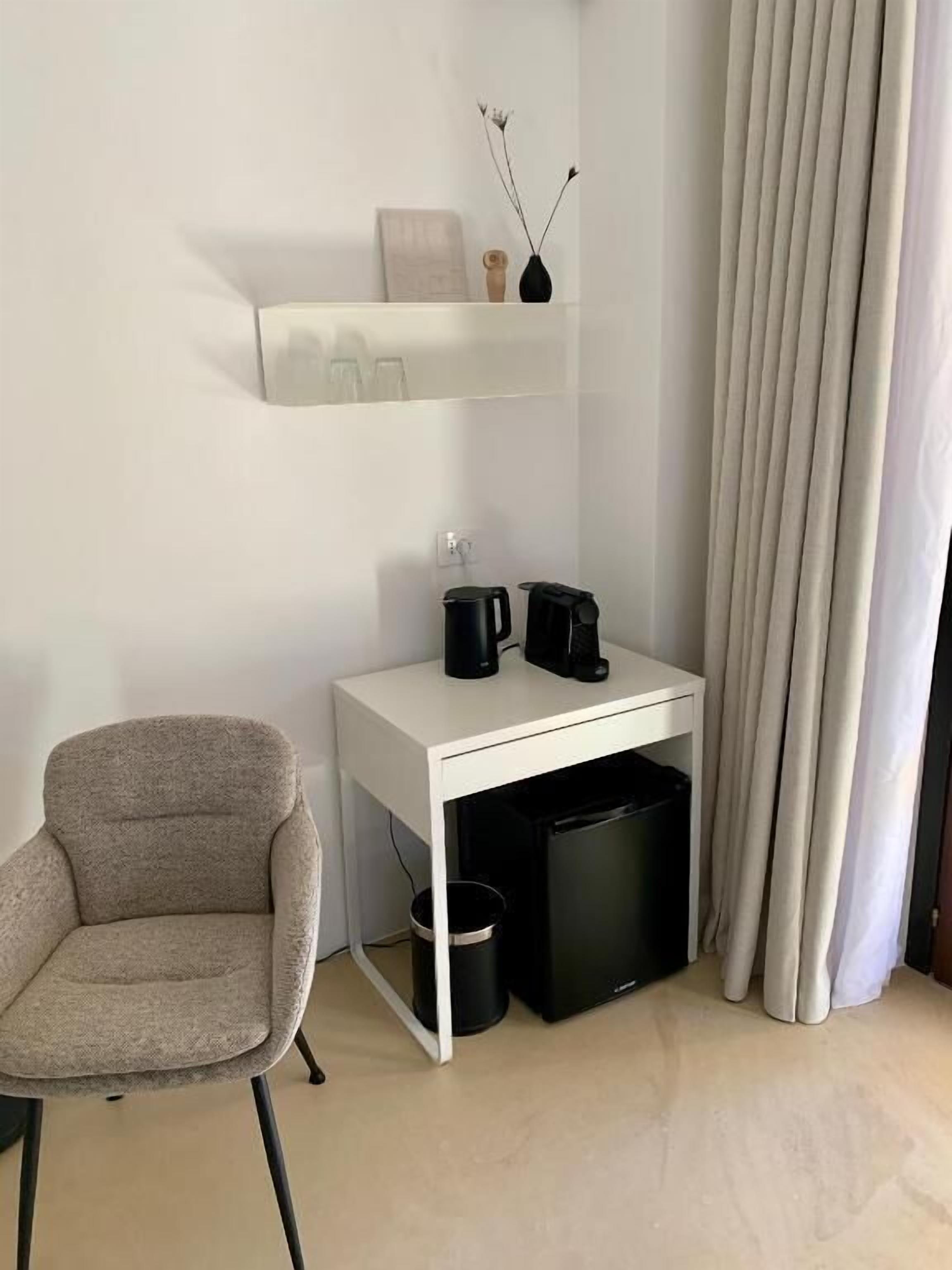 Habitación doble Deluxe, 1 cama King size, vista al jardín | Minibar, decoración personalizada y muebles diferentes 