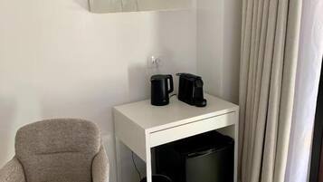 Habitación doble Deluxe, 1 cama King size, vista al jardín | Minibar, decoración personalizada y muebles diferentes
