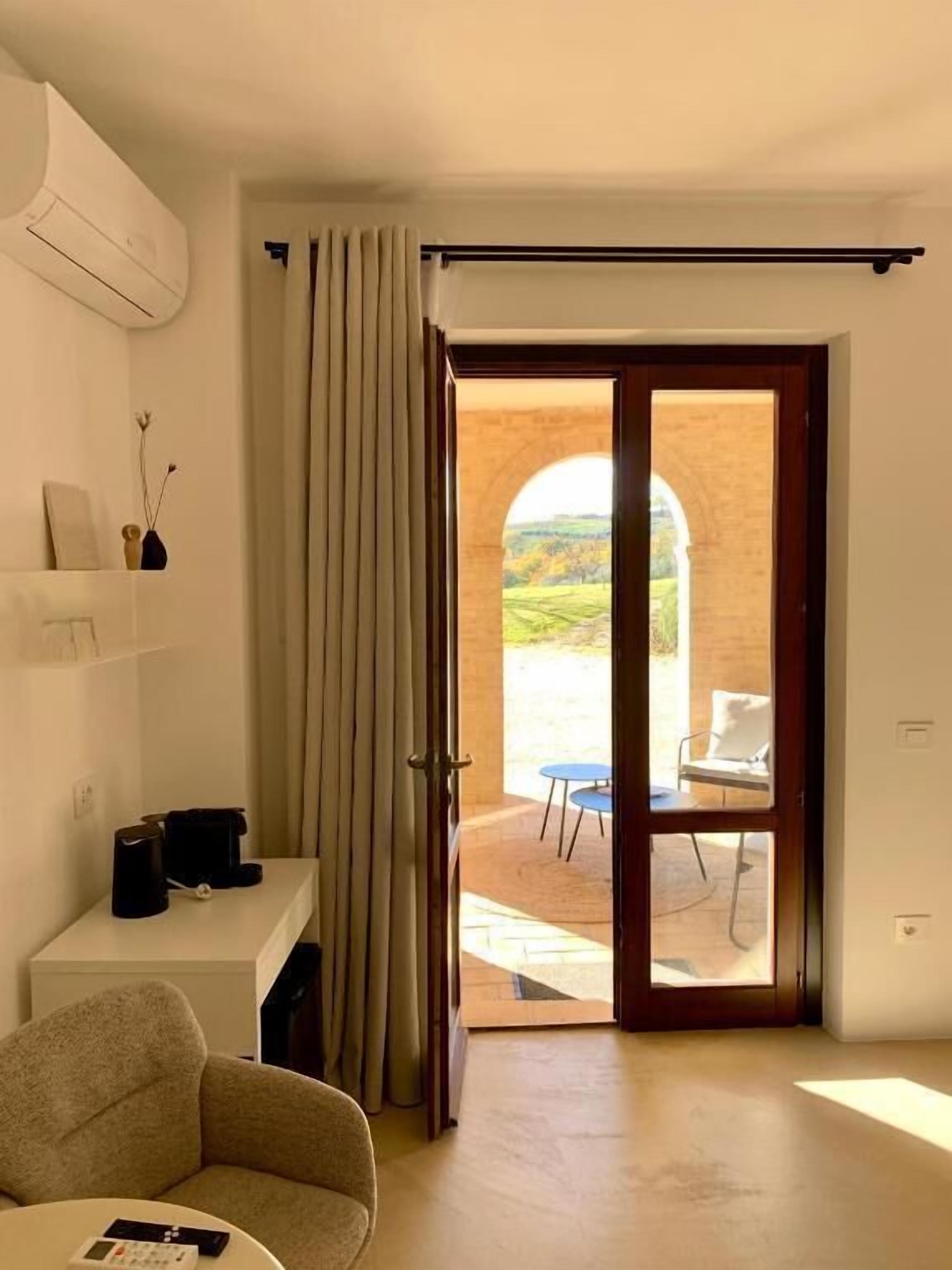Doppia Deluxe, 1 letto king, vista giardino | Area soggiorno