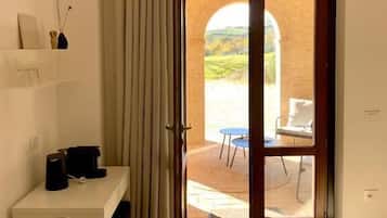 Doppia Deluxe, 1 letto king, vista giardino | Area soggiorno