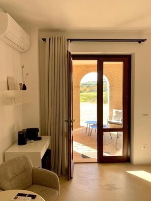 Deluxe Double Room, 1 King Bed, Garden View | Living area