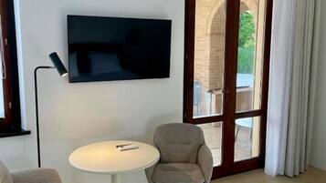 Habitación doble Deluxe, 1 cama King size, vista al jardín | Minibar, decoración personalizada y muebles diferentes