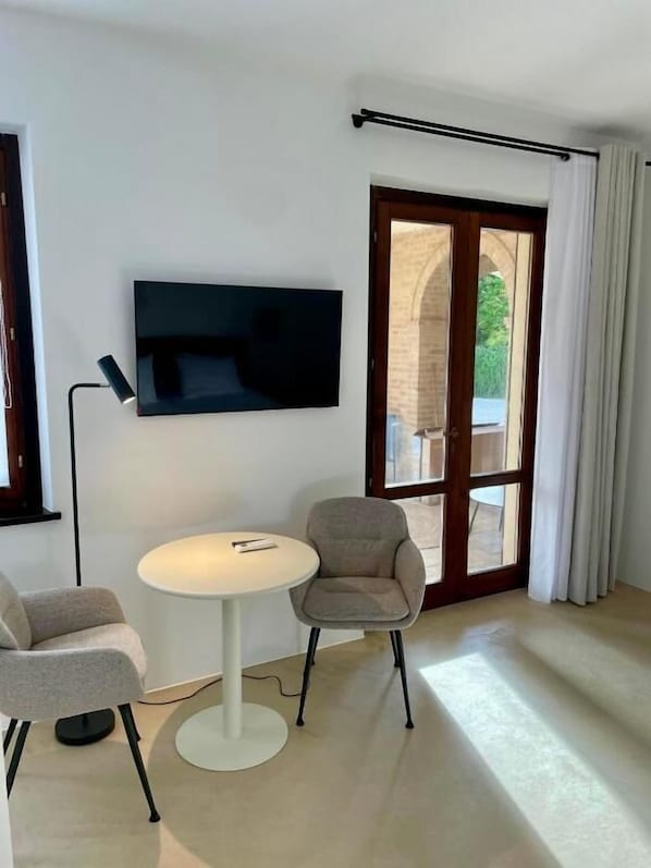 Doppia Deluxe, 1 letto king, vista giardino | Minibar, tende oscuranti, Wi-Fi gratuito, con stile personalizzato