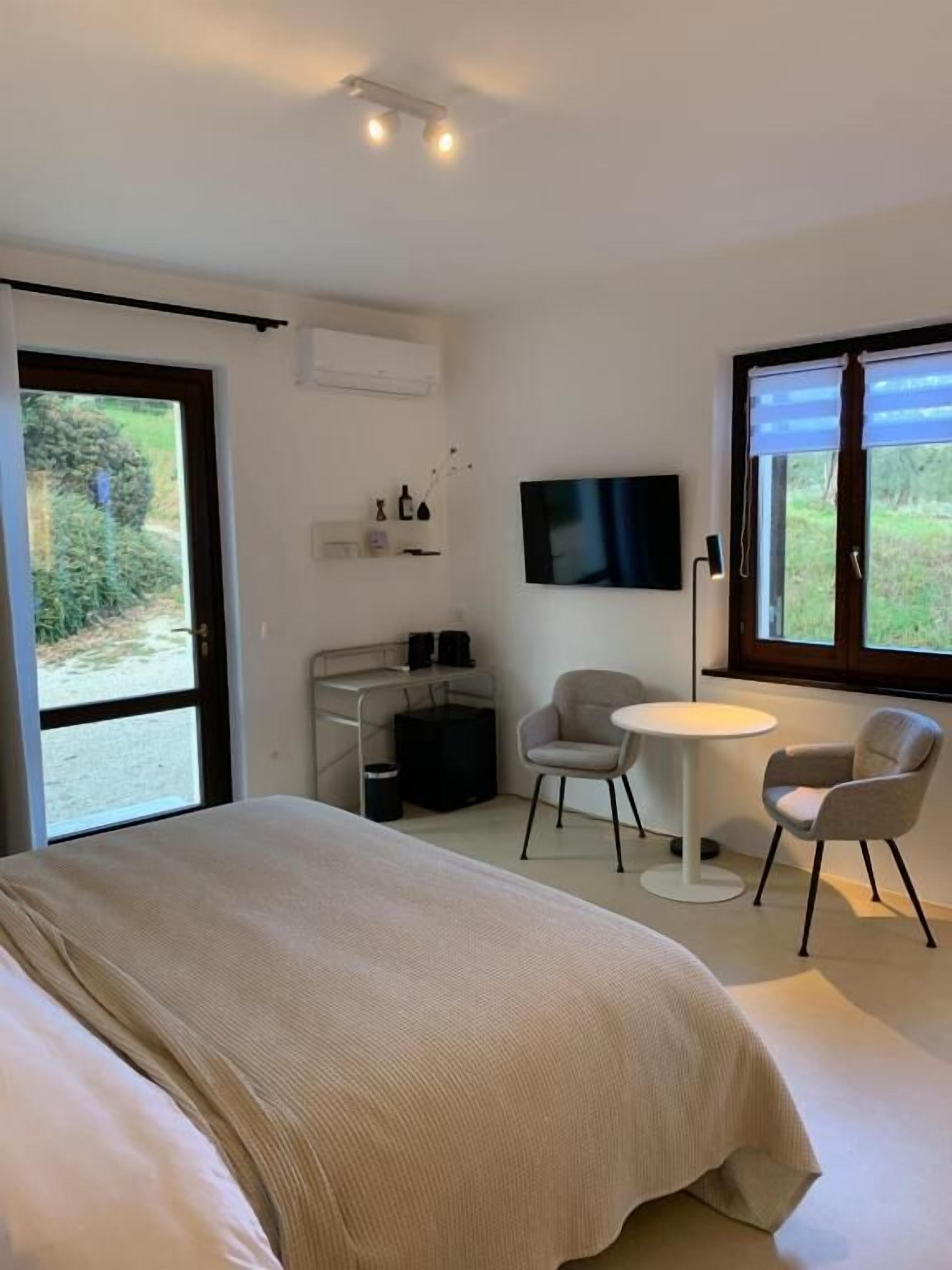 Deluxe Double Room, 1 King Bed, Mountain View | Blackout curtains, free WiFi