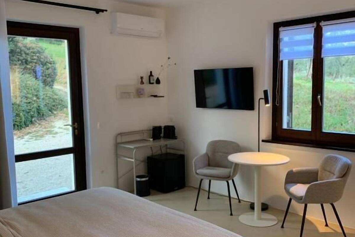 Deluxe Double Room, 1 King Bed, Mountain View | Blackout curtains, free WiFi