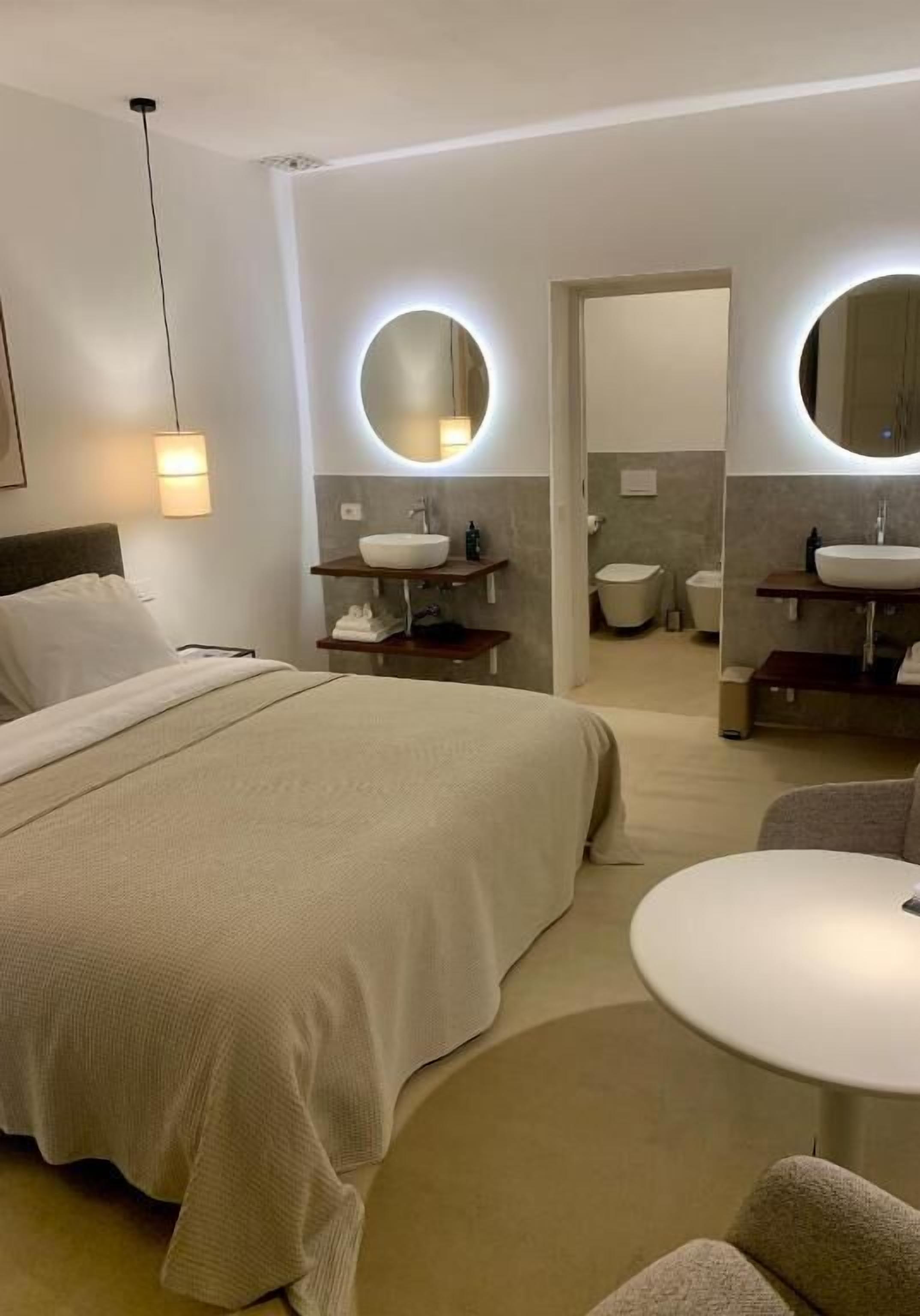 Habitación doble Deluxe, 1 cama King size, vista a la montaña | Minibar, decoración personalizada y muebles diferentes 