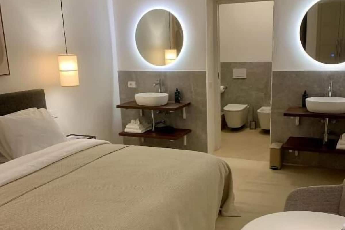 Deluxe Double Room, 1 King Bed, Mountain View | Minibar, blackout curtains, free WiFi, individually decorated