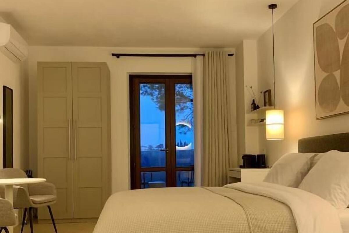 Deluxe Double Room, 1 King Bed, Mountain View | Blackout curtains, free WiFi