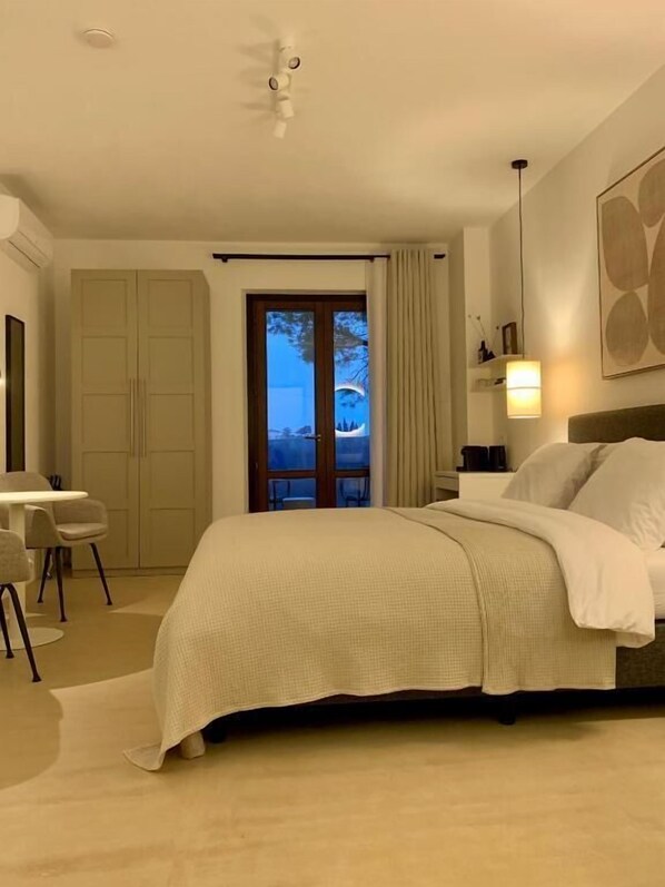 Deluxe Double Room, 1 King Bed, Mountain View | Blackout curtains, free WiFi