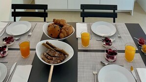 Une cuisine moderne équipée d’un évier, d’une machine à café et d’une plante en pot.