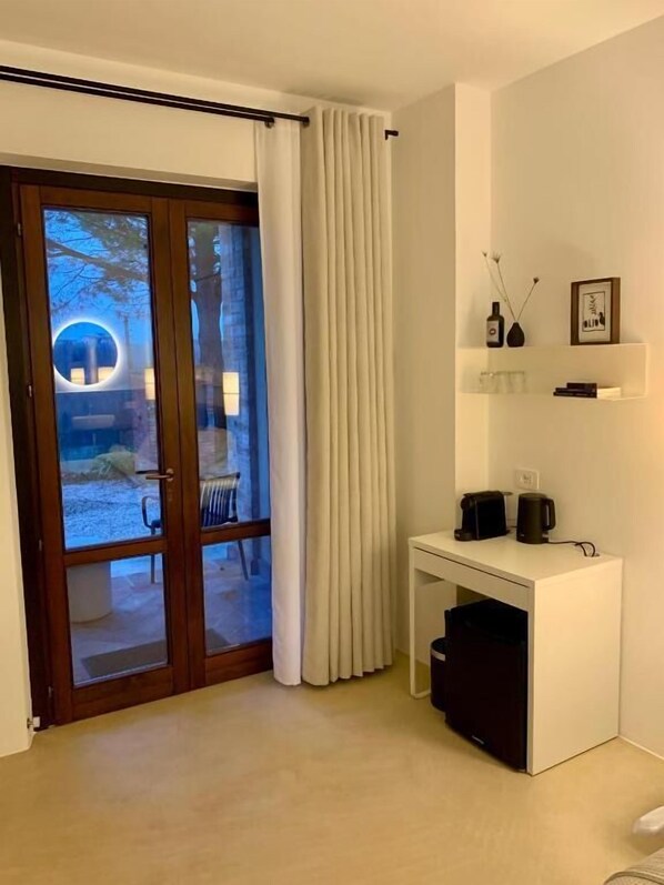 Kahden hengen deluxe-huone, 1 suuri parisänky, vuoristonäköala | Minibaari, pimennysverhot, ilmainen Wi-Fi, yksilöllisesti sisustettu