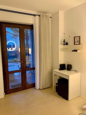 Dobbeltrom – deluxe, 1 kingsize-seng, fjellutsikt | Minibar, individuelt dekorert, individuelt innredet og blendingsgardiner