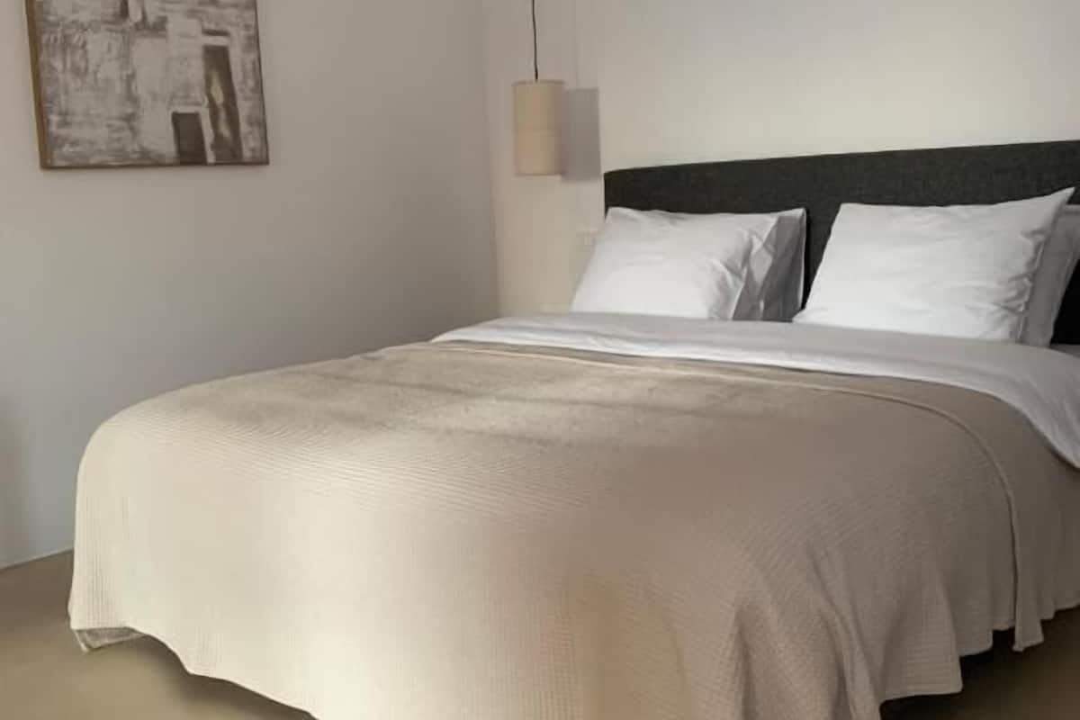 Dobbeltrom – deluxe, 1 kingsize-seng, hageutsikt | Minibar, individuelt dekorert, individuelt innredet og blendingsgardiner