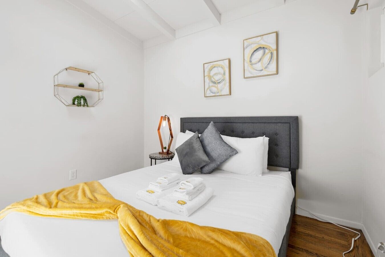 Tabla de planchar con plancha, wifi, ropa de cama