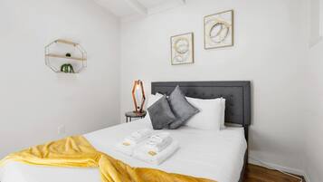 Tabla de planchar con plancha, wifi, ropa de cama