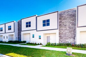 Exterior - Two-story Townhouse With Private Pool, Screened Lanai, Washer/dryer (Davenport)